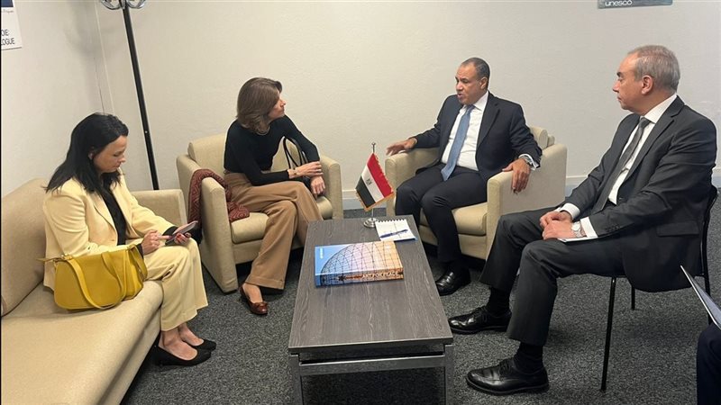 وزير الخارجية مع