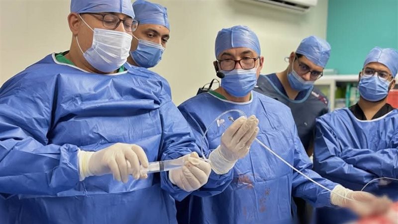 جانب من إجراء الجراحة،