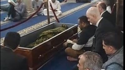 استعدادًا لصلاة الجنازة، وصول جثمان أحمد عمر هاشم للجامع الأزهر 