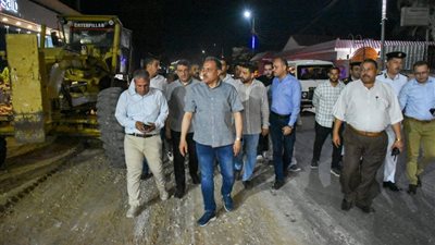 محافظ الشرقية يتفقد شوارع الزقازيق ليلا لمتابعة أعمال الرصف والتطوير