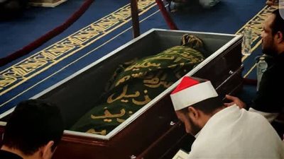 إهداء من المدينة المنورة، كفن الدكتور أحمد عمر هاشم مكتوب عليه سورة يس (صور)