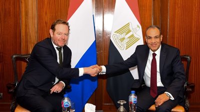 وزير الخارجية يبحث مع نظيره الهولندي تأمين السفارة المصرية في لاهاي وتطوير العلاقات المشتركة