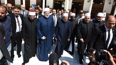 الإمام الأكبر يصل الجامع الأزهر لأداء صلاة الجنازة على أحمد عمر هاشم (فيديو وصور)