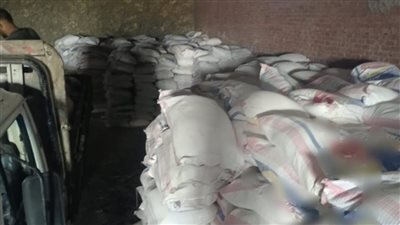 ضبط 78 طن دقيق وزيت مجهول المصدر بالشرقية 