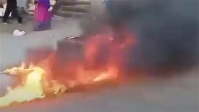 مقطع صادم، صاحب محل يشعل النار في بضاعة سيدة فقيرة لمنعها من الجلوس أمامه (فيديو) 