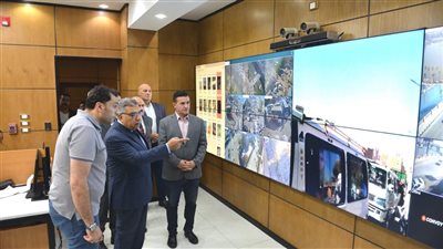 محافظ الدقهلية يراقب منظومة النقل من داخل مركز الطوارئ والسلامة 