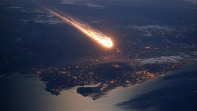 سقوط نيزك كبير قبالة سواحل إندونيسيا