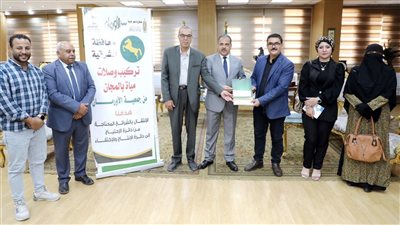  محافظ الشرقية يتسلم شيكا لتوصيل مياه الشرب للأسر الأولى بالرعاية 