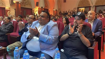 ظهور عايدة رياض وشيكو على السجادة الحمراء بمهرجان المركز الكاثوليكي (فيديو)