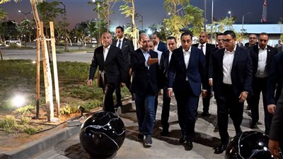 جولة ليلية لـ رئيس الوزراء لمتابعة سير العمل بمشروع حدائق 