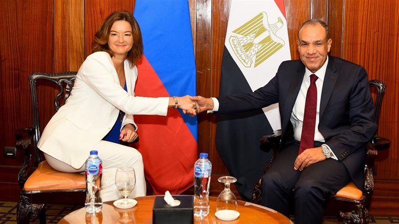 بدر عبد العاطى مع