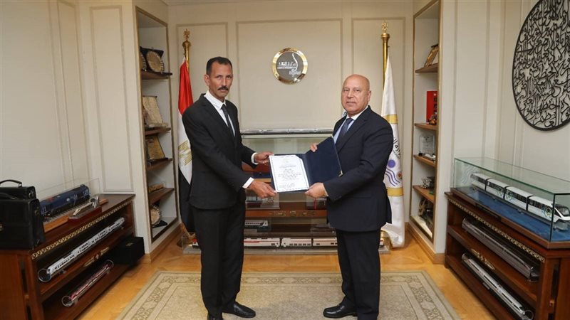 وزير النقل يكرم سائق
