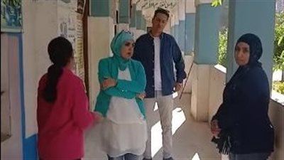 مديرة مدرسة تثير الغضب، رفضت دخول طالبة إلى فصلها وأجبرتها على نظام البكالوريا (فيديو)