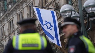 تضامنا مع النازيين الجدد، ألمانيا تنكس الأعلام في ذكرى 7 أكتوبر واشتباكات مع مؤيدين لفلسطين (فيديو)