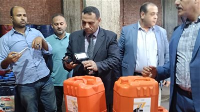 ضبط مخزن بدون ترخيص بالإسكندرية يعيد تعبئة وتدوير زيوت السيارات بعلامات تجارية مقلدة