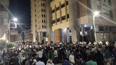 قبل فتح الباب، احتشاد المرشحين المحتملين لمجلس النواب وأنصارهم أمام مجمع محاكم المنصورة (صور)