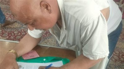 صراع على الرموز الانتخابية يتسبب في تمزيق ملابس مرشح أثناء تقدمه بأوراق ترشحه بالبحيرة (صور)