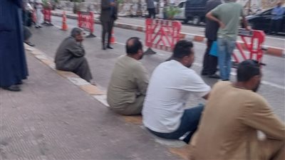 باتوا في الشارع، طوابير للمرشحين المحتملين لمجلس النواب أمام مجمع محاكم قنا