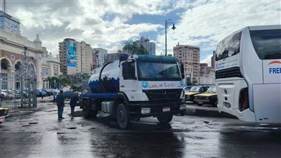 انتشار سيارات الصرف الصحي بشوارع الإسكندرية لكسح تجمعات مياه الأمطار