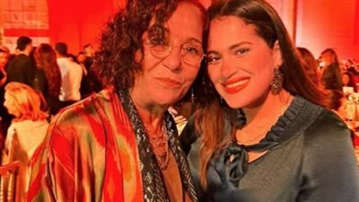 حكاية المصرية الفائزة بجائزة الكوميسا لأفضل مصممة أحذية، «صندل الثعبان» يلفت أنظار العالم لـ فريدة عيد 