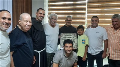 الأب بطرس دانيال يزور الكابتن حسن شحاتة بالمستشفى