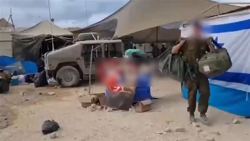 جنود الاحتلال يجمعون