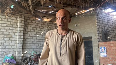 من قاعات الجامعة إلى مخازن الأسمنت، قصة كفاح أبانوب الكفيف خريج الإعلام بالمنيا (فيديو وصور)