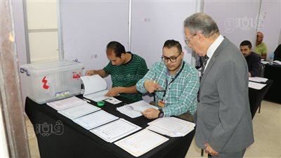 نقيب الأطباء يدلي بصوته في انتخابات التجديد النصفي 