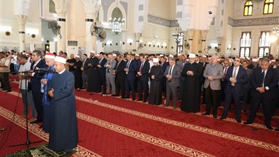 وزير الأوقاف والمفتي يؤديان صلاة الجمعة بالإسماعيلية احتفالًا بالعيد القومي للمحافظة (صور)