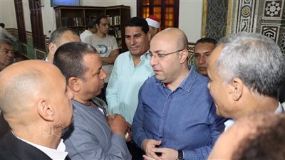 محافظ بني سويف يصلي الجمعة وسط المواطنين ويستمع لمطالبهم