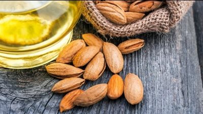 استخدمه بحذر، فوائد زيت اللوز المر للشعر والبشرة