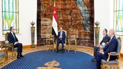 السيسي يستقبل خالد العناني ويهنئه على فوزه بمنصب مدير اليونسكو