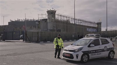 جيش الاحتلال يلقي منشورات تحذيرية للأسرى المفرج عنهم قرب سجن عوفر: إن عدتم عدنا