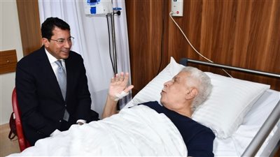 وزير الرياضة يزور حسن شحاتة في المستشفى للاطمئنان على حالته الصحية (صور) 