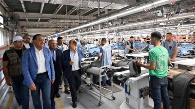 يوفر 7200 وظيفة دائمة، مدبولي يتفقد مصنع 