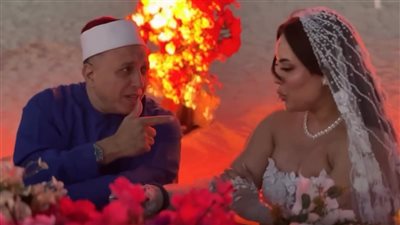 حوّل عقد قران إلى مسرحية ساخرة، مأذون يثير الجدل بعد ممازحته للعريس 