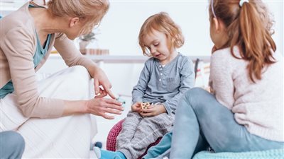 ممارسات صغيرة تصنع فارقًا كبيرًا، ازرعي الثقة في ابنك يوميًا بدون كلمات