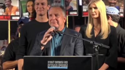 متظاهرون يهتفون ضد نتنياهو خلال كلمة ويتكوف بشأن اتفاق غزة (فيديو)