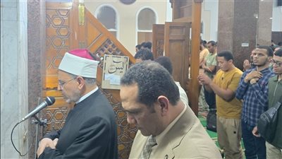 رئيس جامعة الأزهر يؤم طلاب المدن الجامعية ويدعوهم للمشاركة في مسابقة 