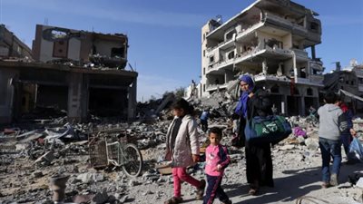 بلدية غزة تعيد فتح الطرقات وتزيل الركام بعد انسحاب قوات الاحتلال 