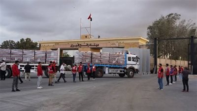 الهلال الأحمر المصري يدفع بـ400 شاحنة تحمل 9 آلاف طن مساعدات عاجلة عبر قوافل «زاد العزة»