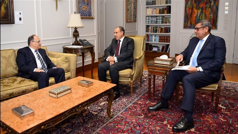 وزير الخارجية مع
