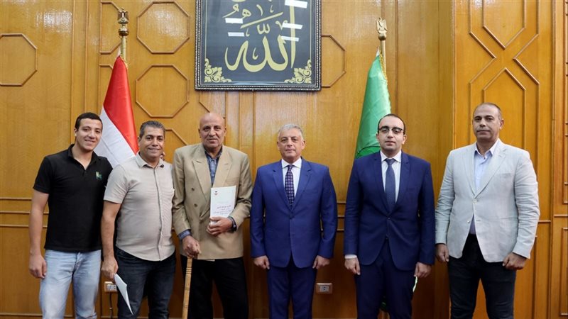 جانب من تسليم العقود،فيتو