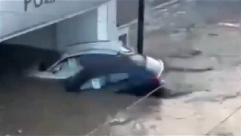  فيضانات وانهيارات