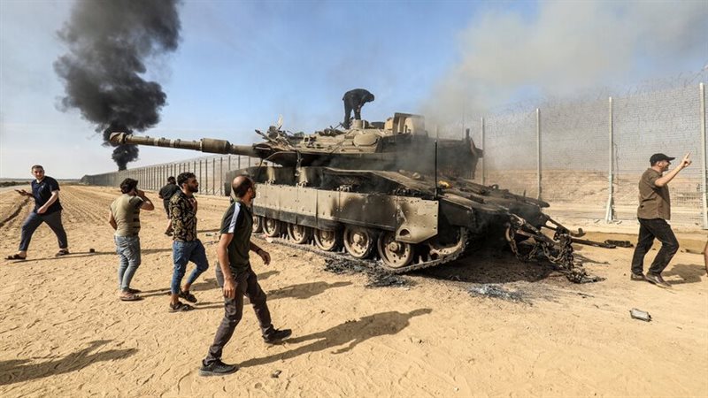 فلسطينيون على دبابة