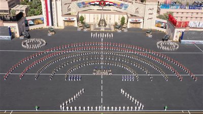 القائد العام للقوات المسلحة وزير الدفاع والإنتاج الحربى يشهد حفل تخرج دفعات جديدة من الكليات العسكرية