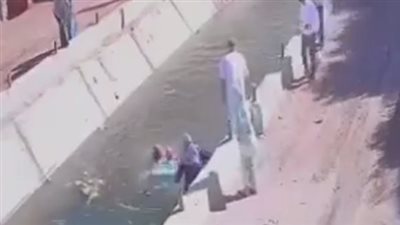 رغم أنها لا تجيد العوم، أم تنقذ طفلها من الموت غرقا في الترعة بأعجوبة (فيديو)