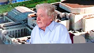 حسين فهمي: غيرنا بوستر المهرجان لهذا السبب وخالد النبوي يستحق التكريم (فيديو)