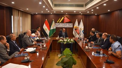 غرفة الجيزة تبحث تطوير خدمات السجل التجاري