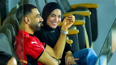 شاهد، مزاح محمد صلاح مع زوجته في مباراة مصر وغينيا بيساو